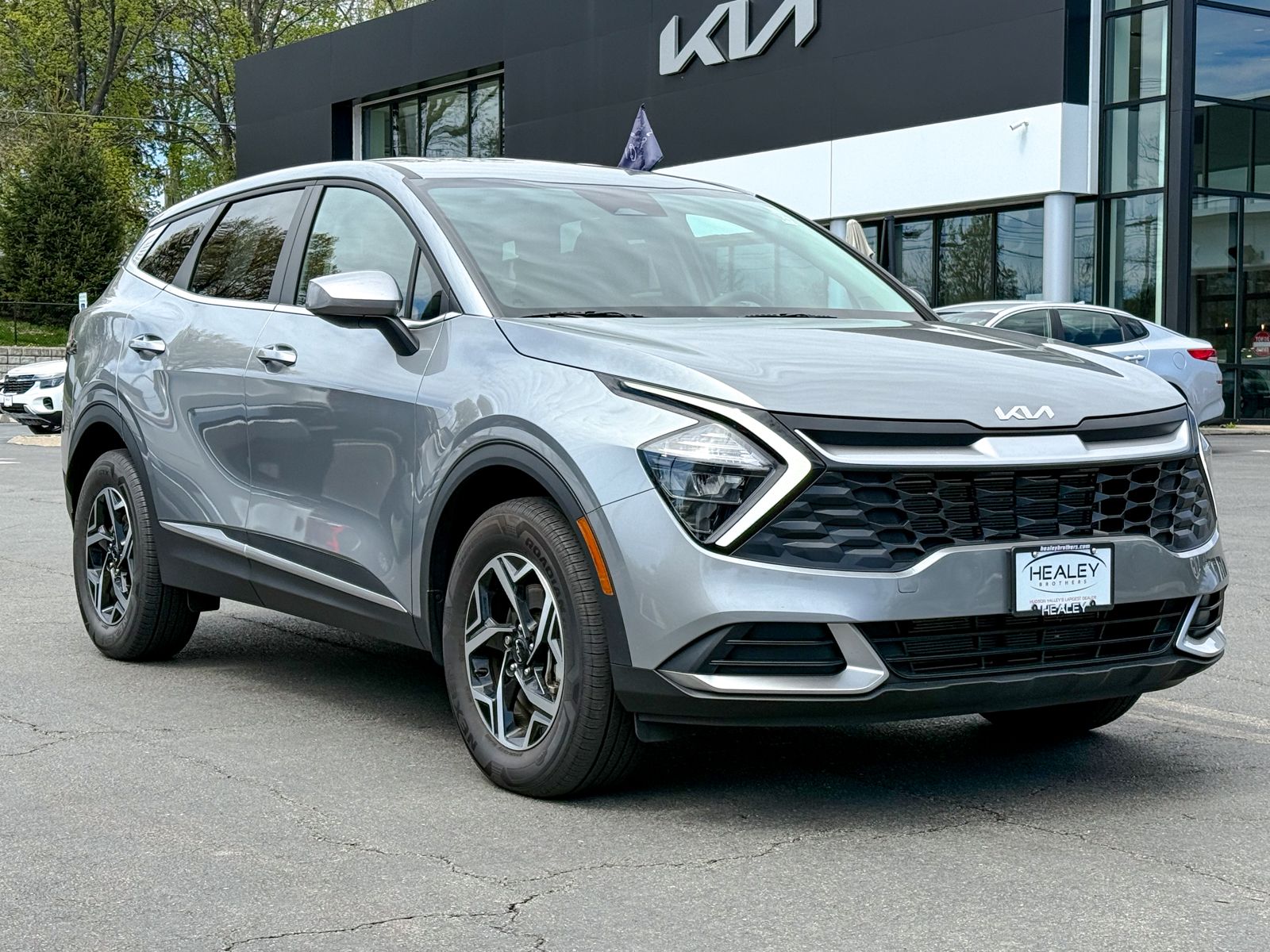 Photo view of 2023 Kia Sportage in Gray
