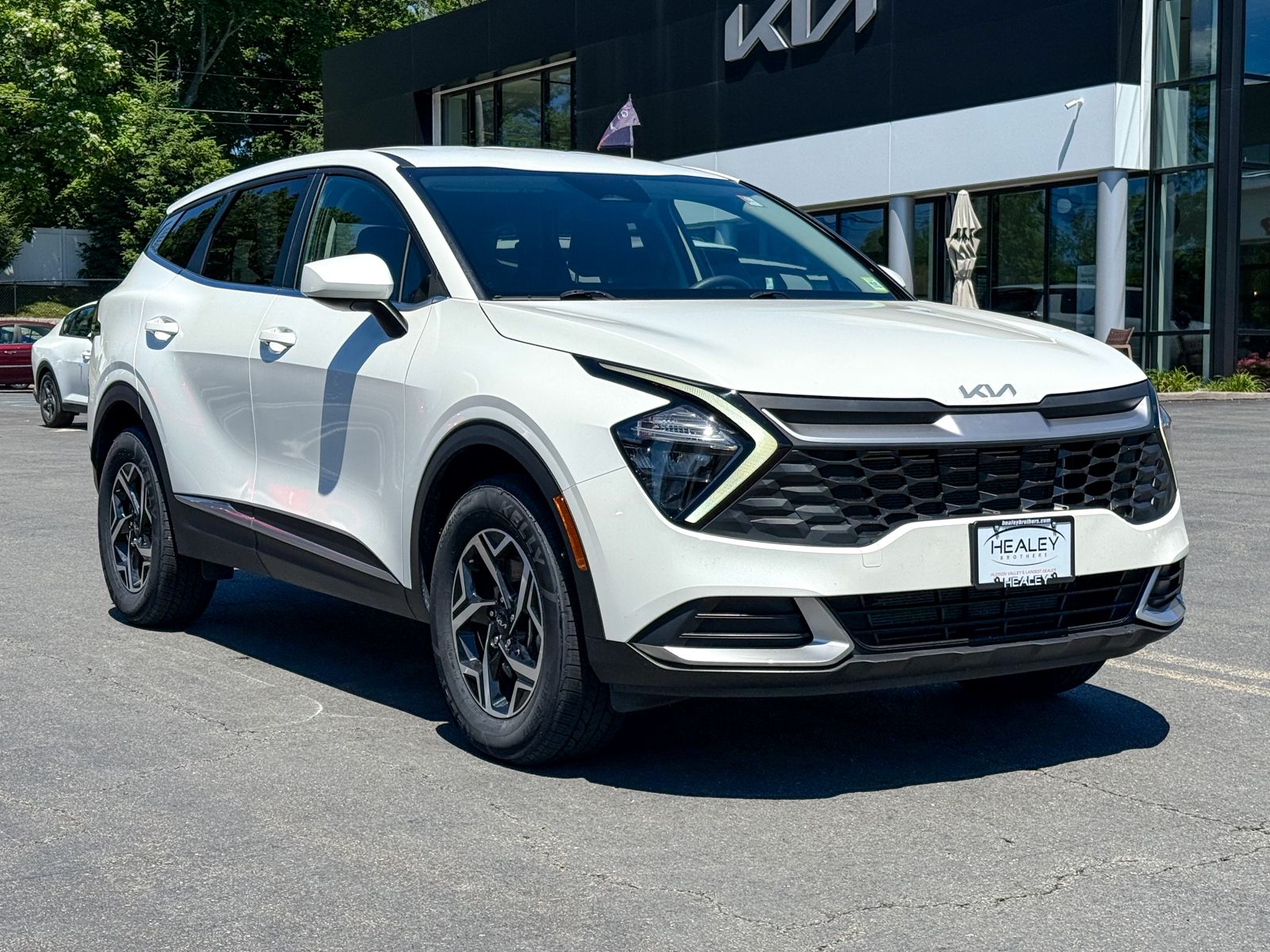 Photo view of 2023 Kia Sportage in White
