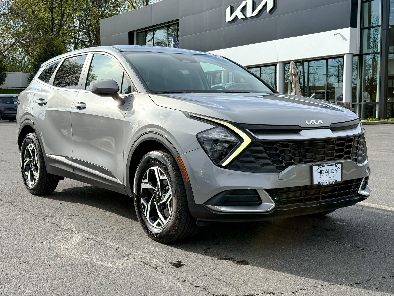 Photo view of 2023 Kia Sportage in Gray
