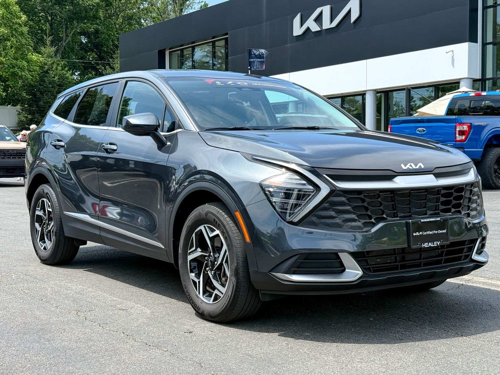 Photo view of 2024 Kia Sportage in Gray