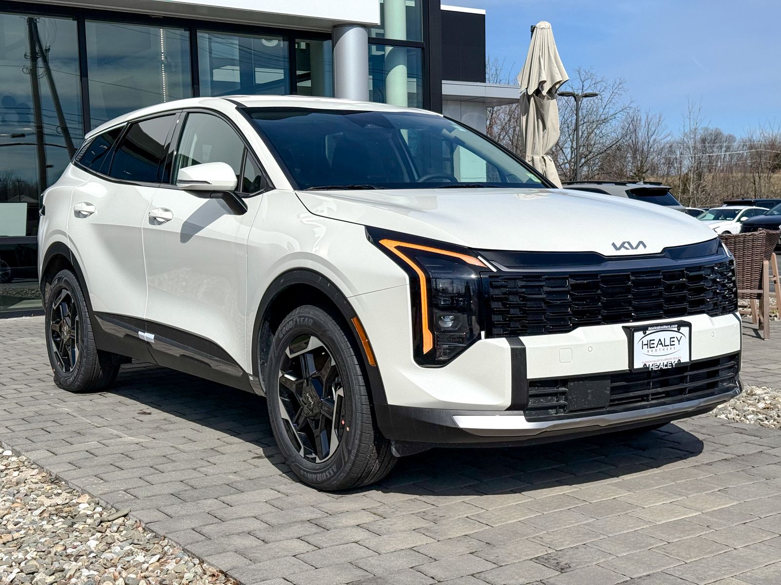 Photo view of 2026 Kia Sportage Hybrid in White