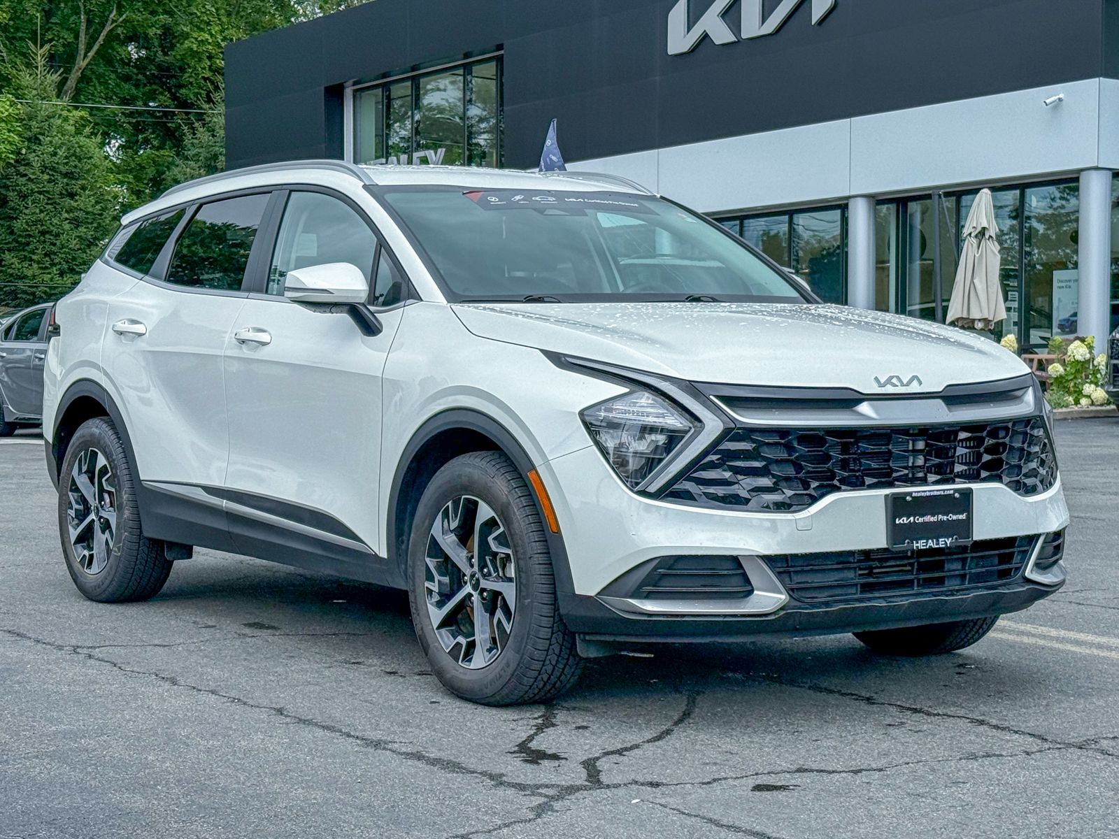 Photo view of 2023 Kia Sportage Hybrid in White