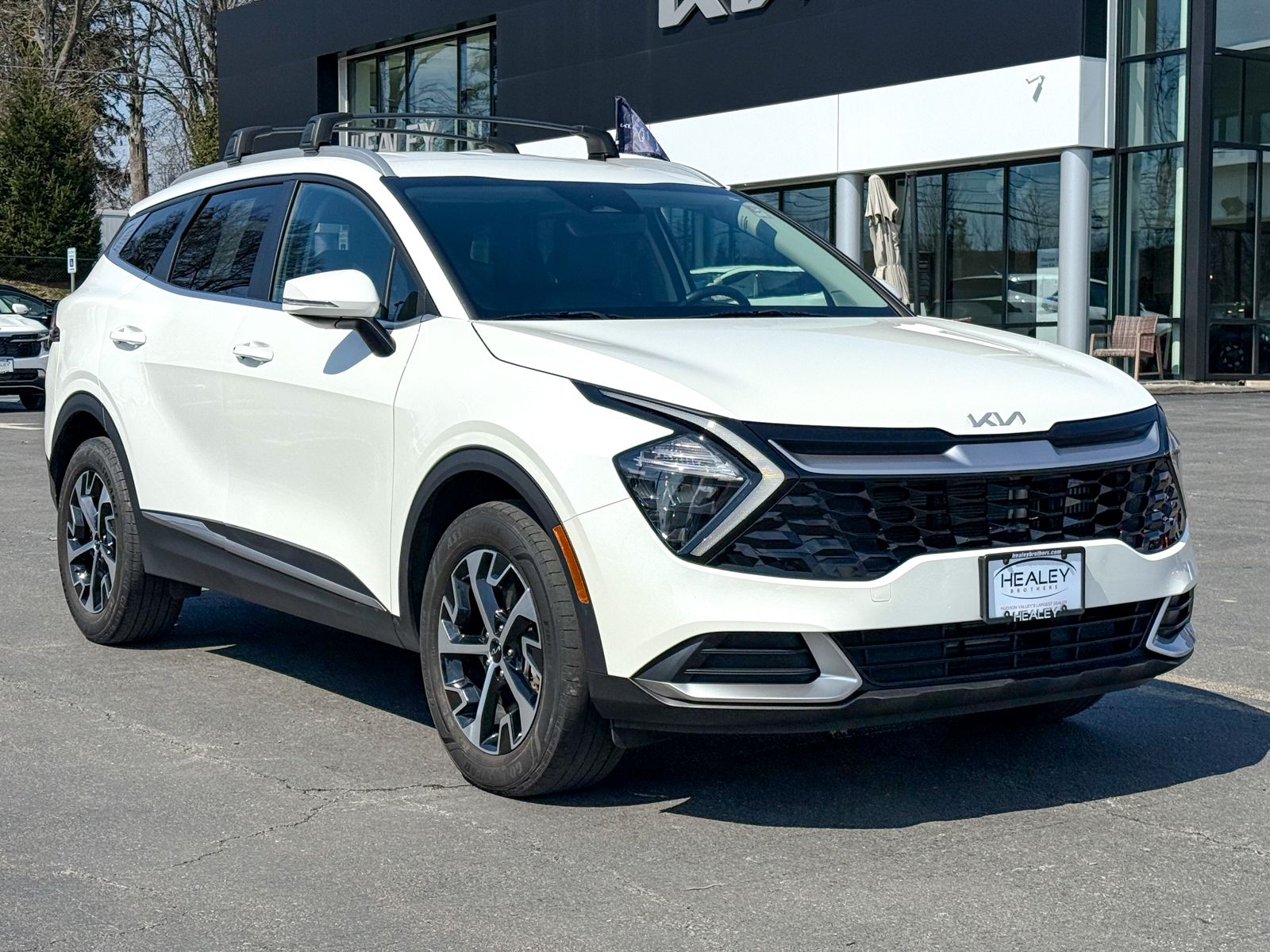 Photo view of 2023 Kia Sportage Hybrid in White