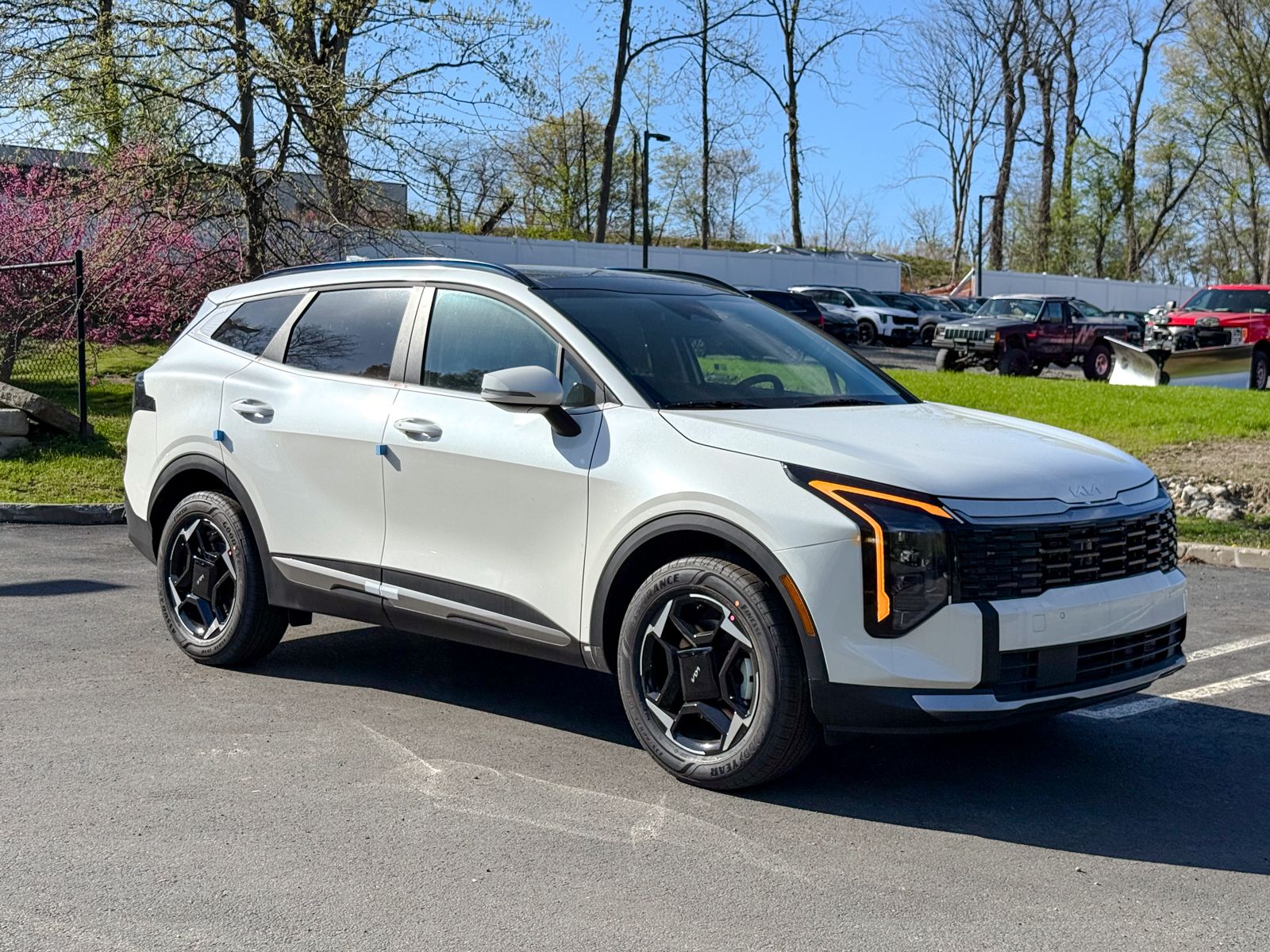 Photo view of 2026 Kia Sportage Hybrid in White