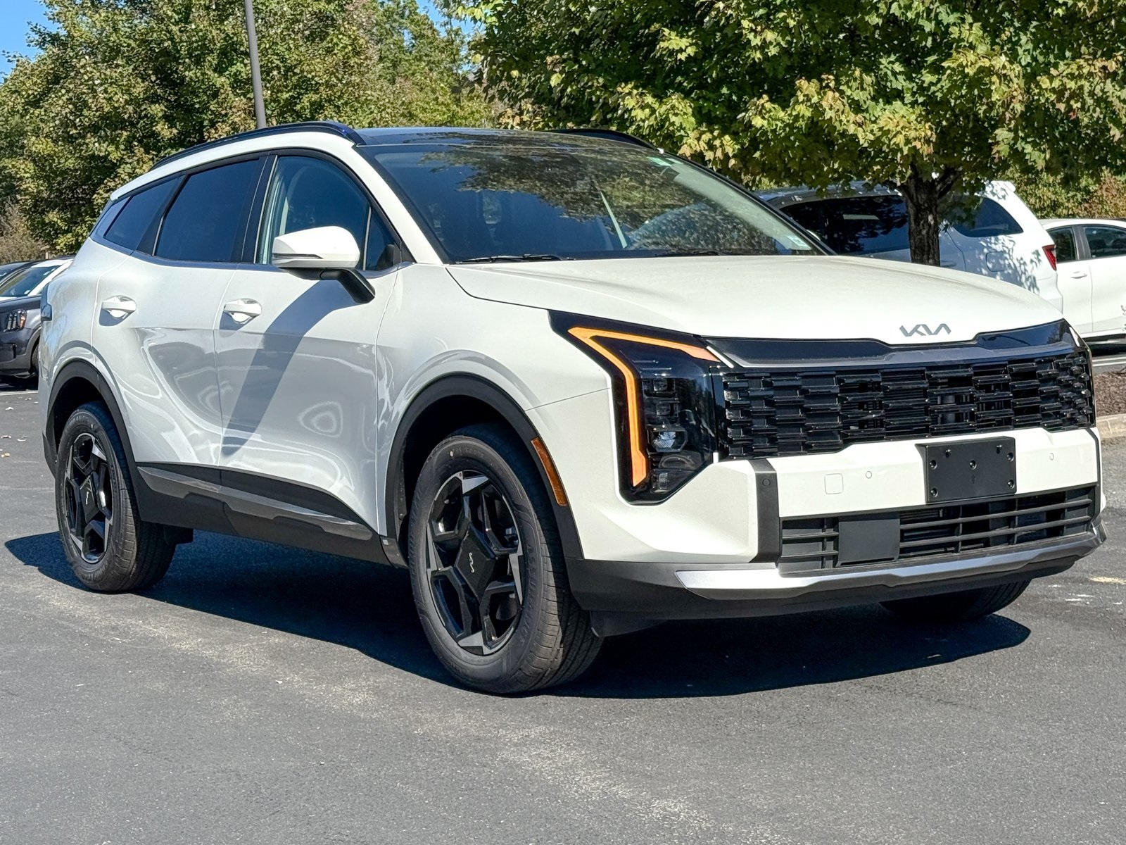Photo view of 2026 Kia Sportage Hybrid in White