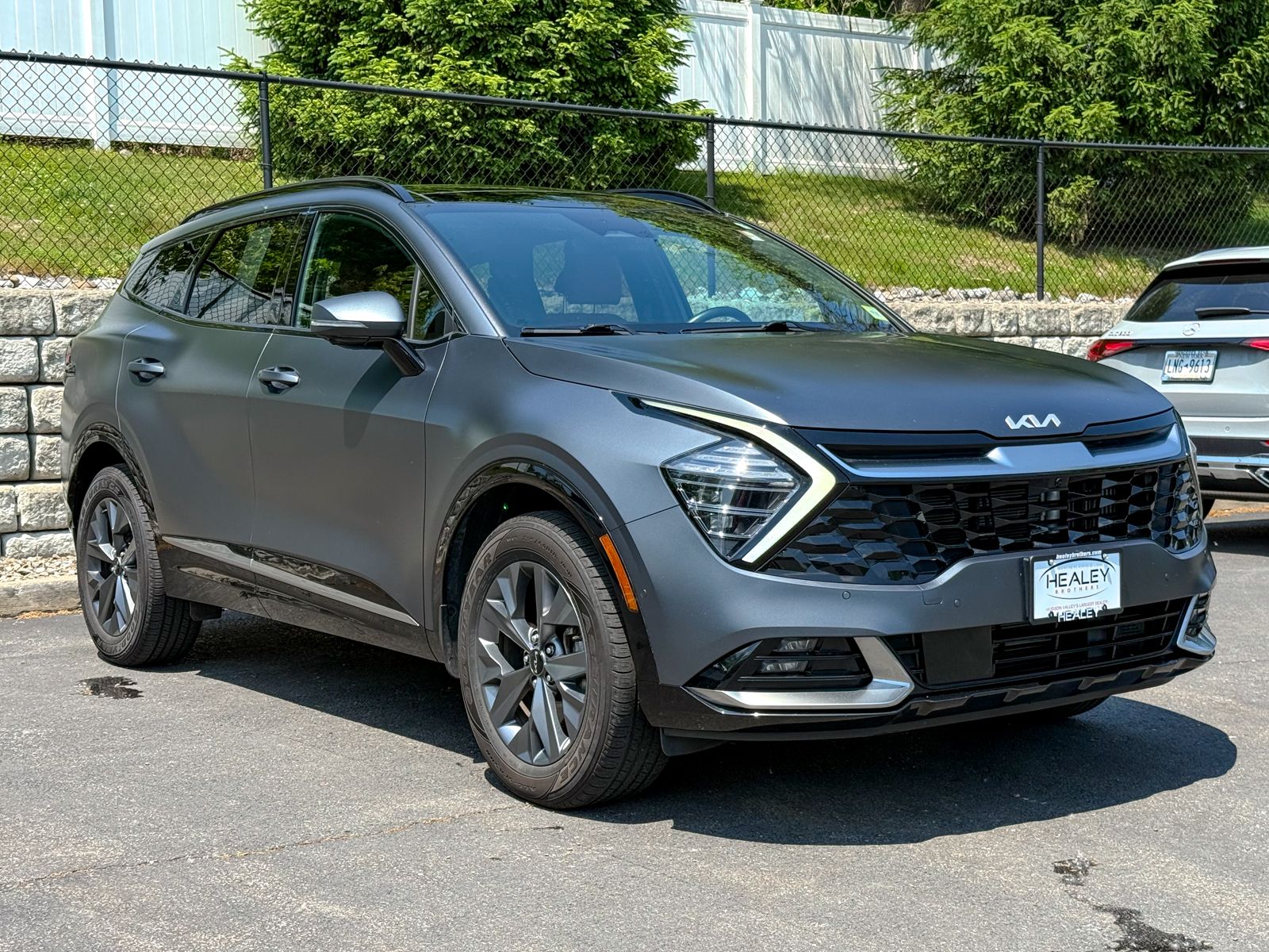 Photo view of 2023 Kia Sportage Hybrid in Gray