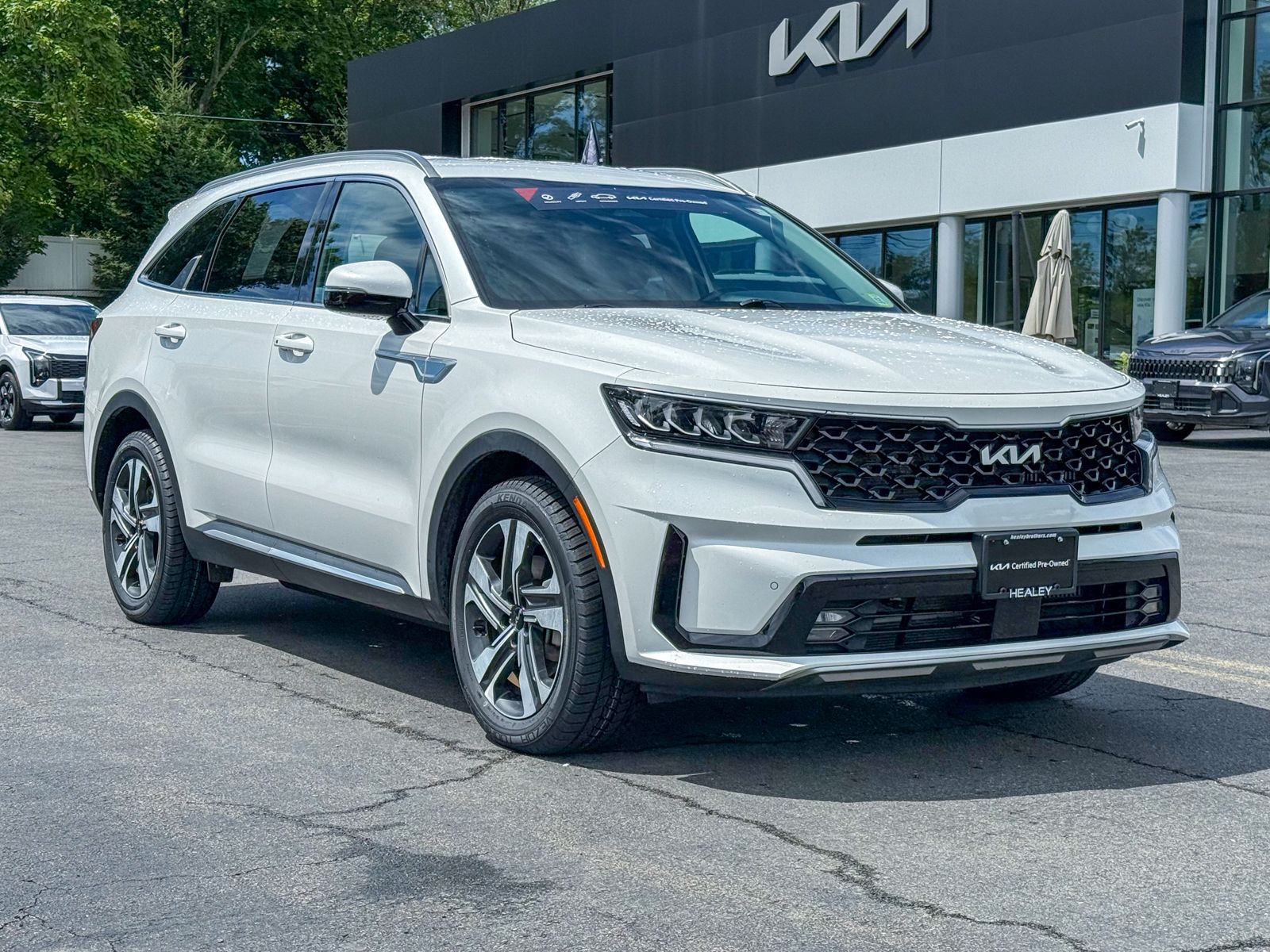 Photo view of 2023 Kia Sorento Hybrid in White