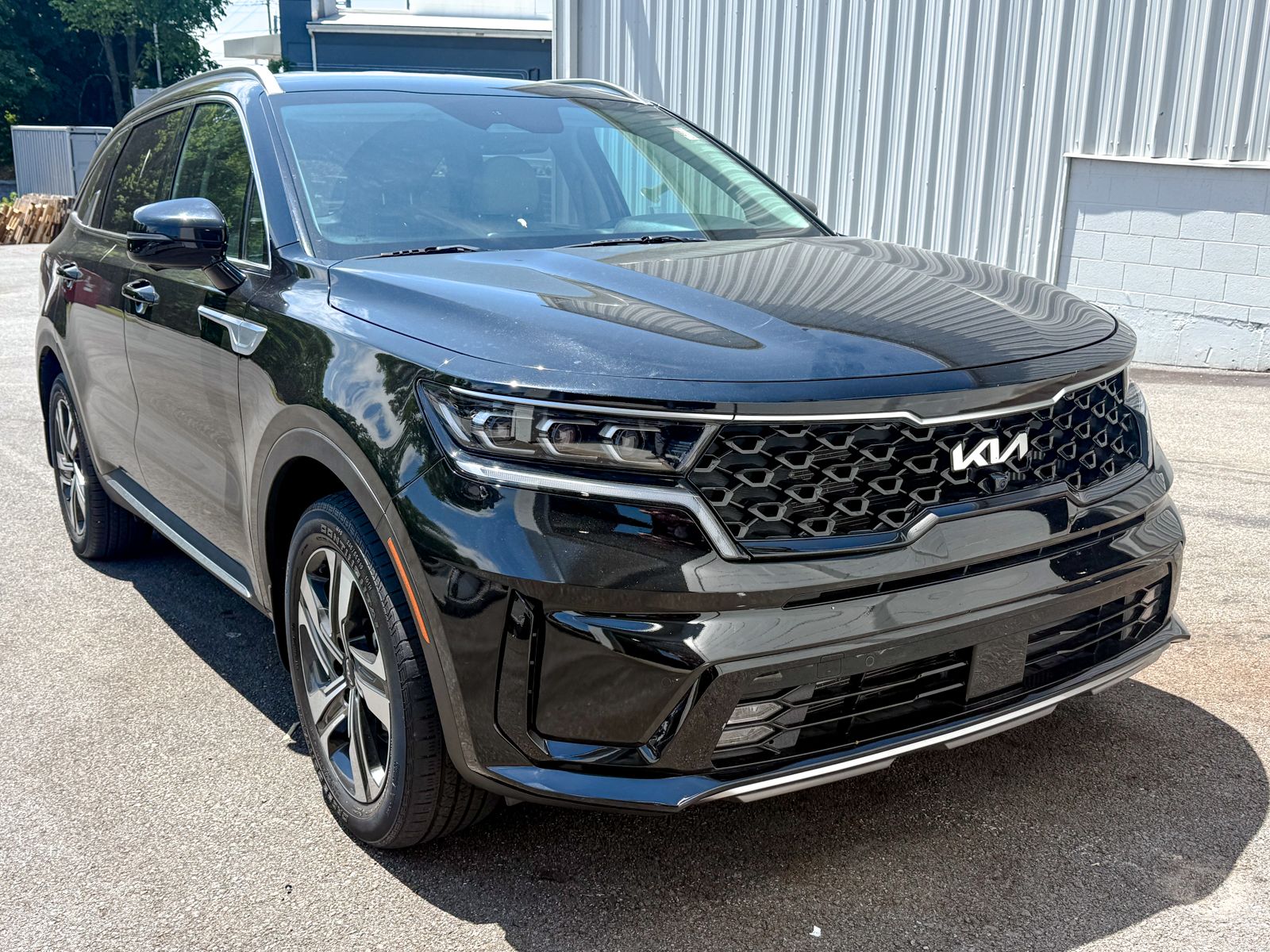 Photo view of 2023 Kia Sorento Hybrid in Black