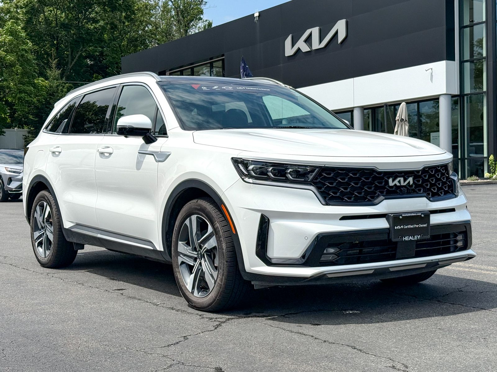 Photo view of 2024 Kia Sorento Plug-In Hybrid in White