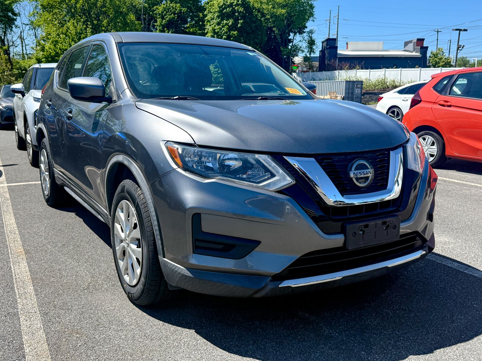 Photo view of 2018 Nissan Rogue in Gray