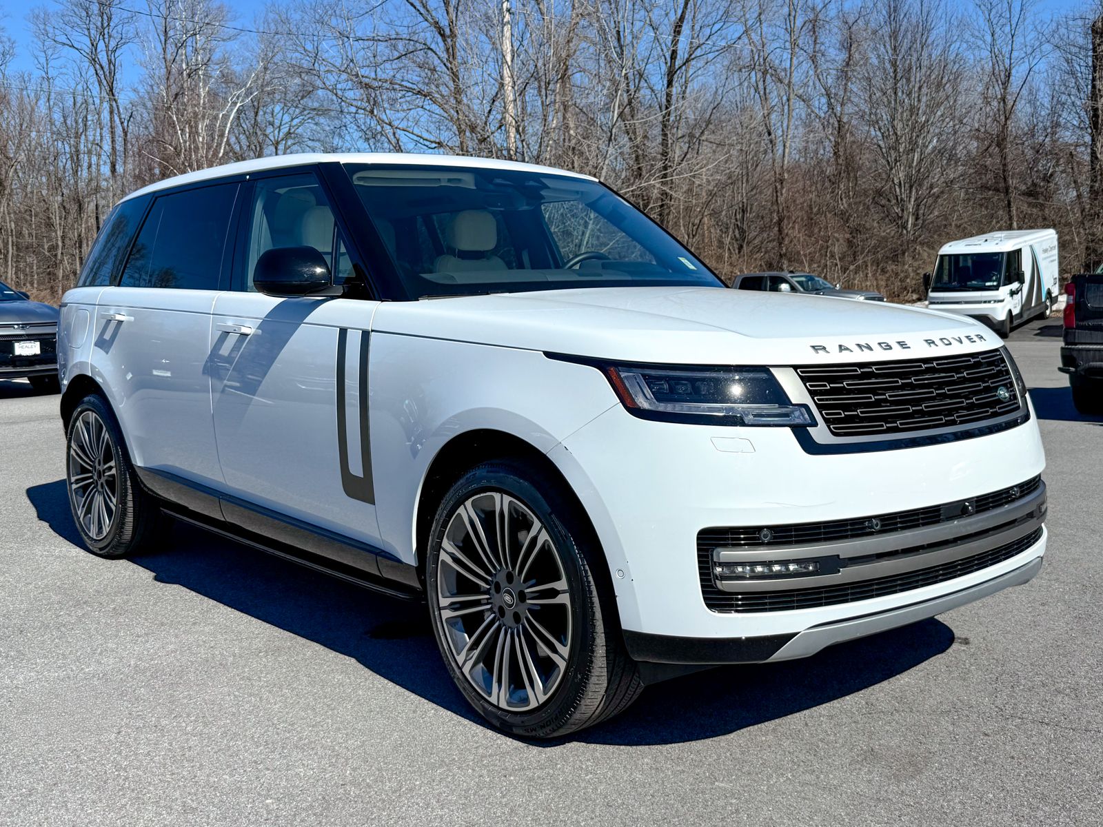 Photo view of 2025 Land Rover Range Rover in White