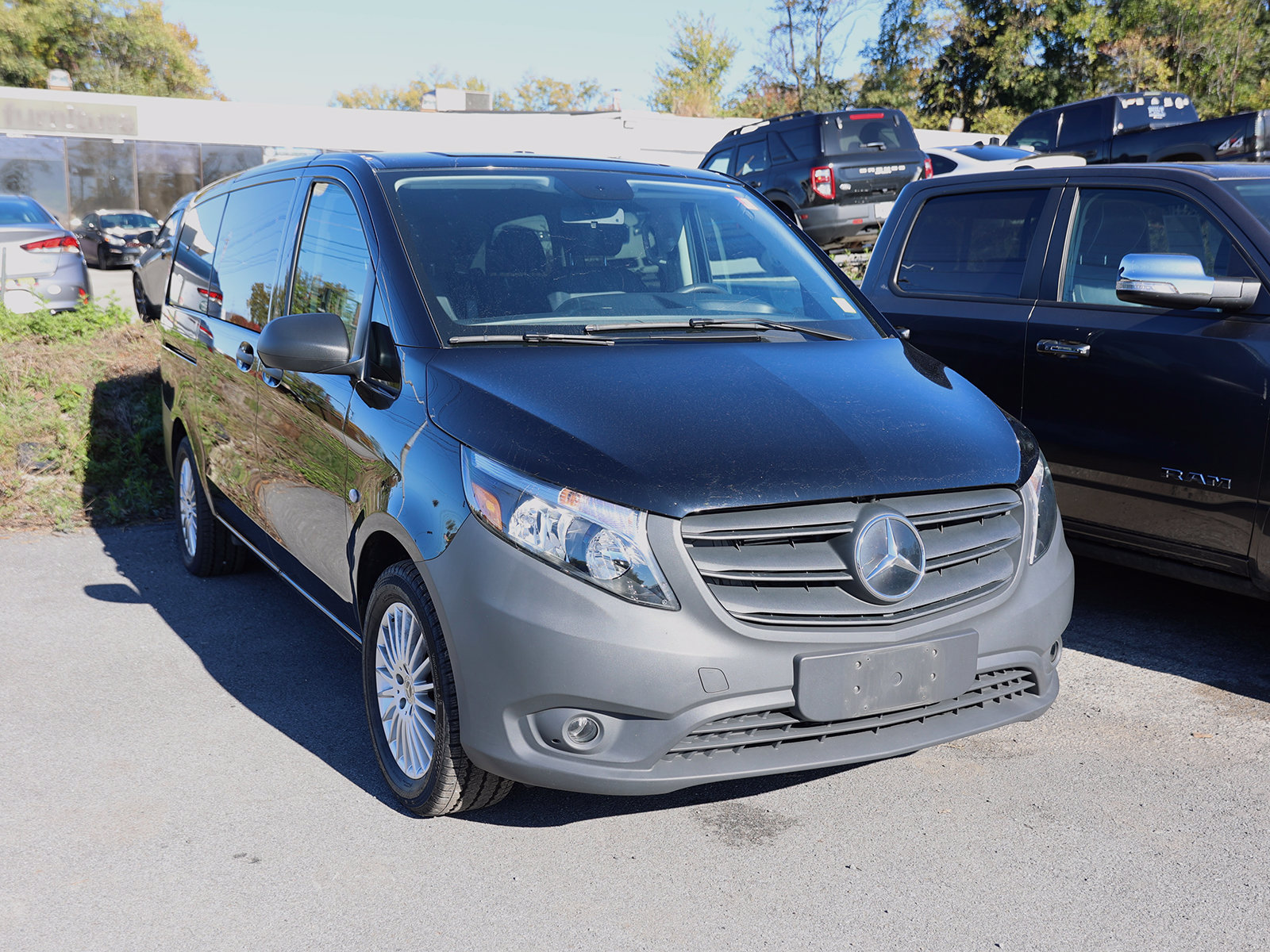 Photo view of 2023 Mercedes-Benz Metris Passenger Van in Black