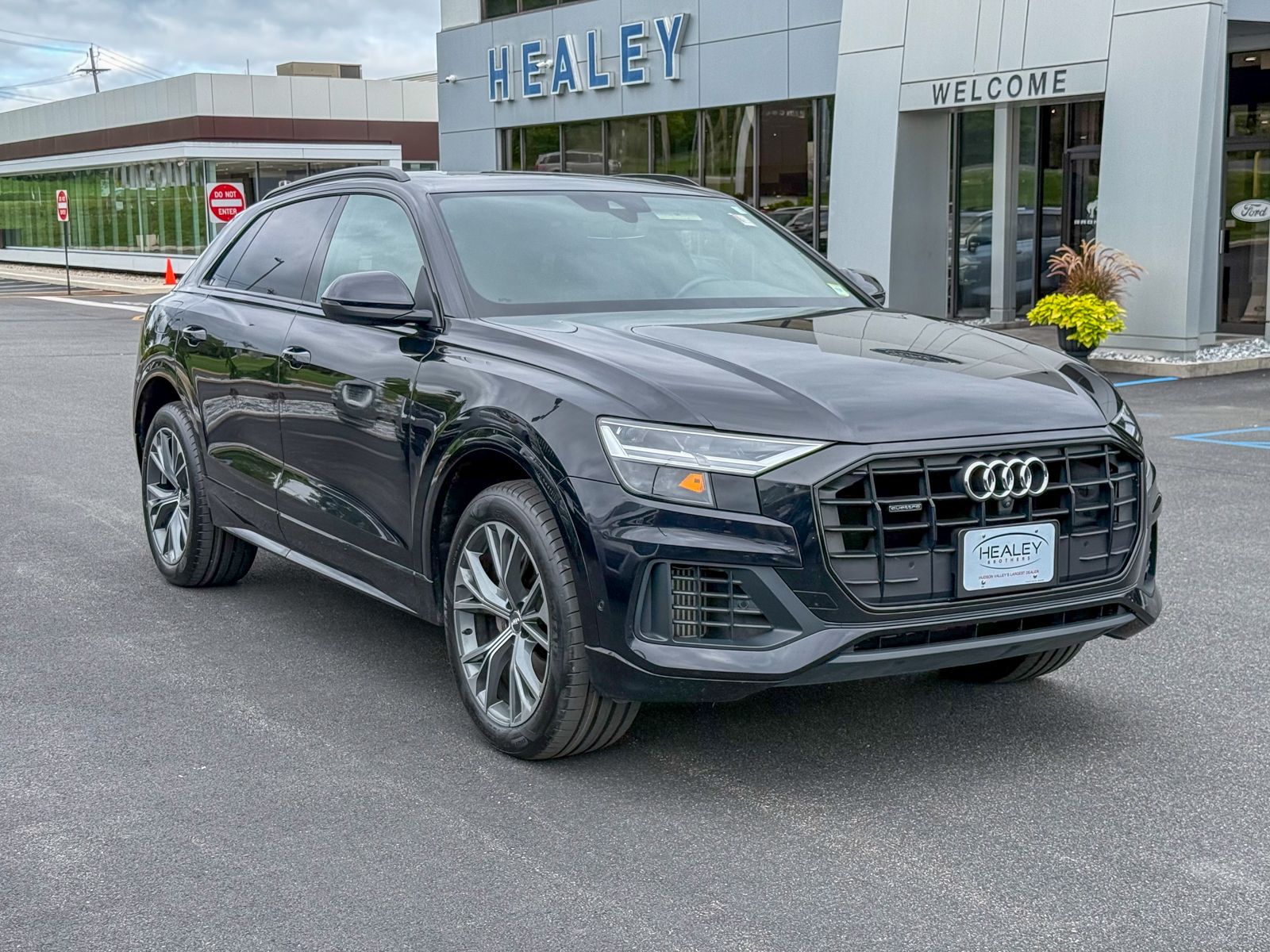 Photo view of 2021 Audi Q8 in Black