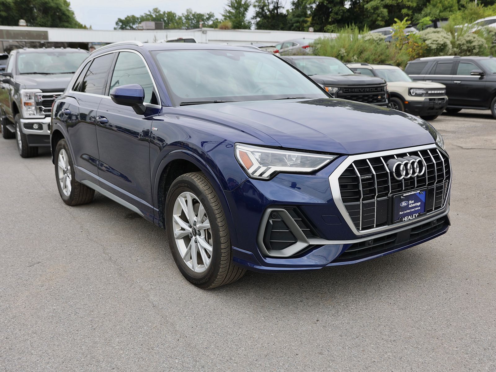 Photo view of 2025 Audi Q3 in Blue