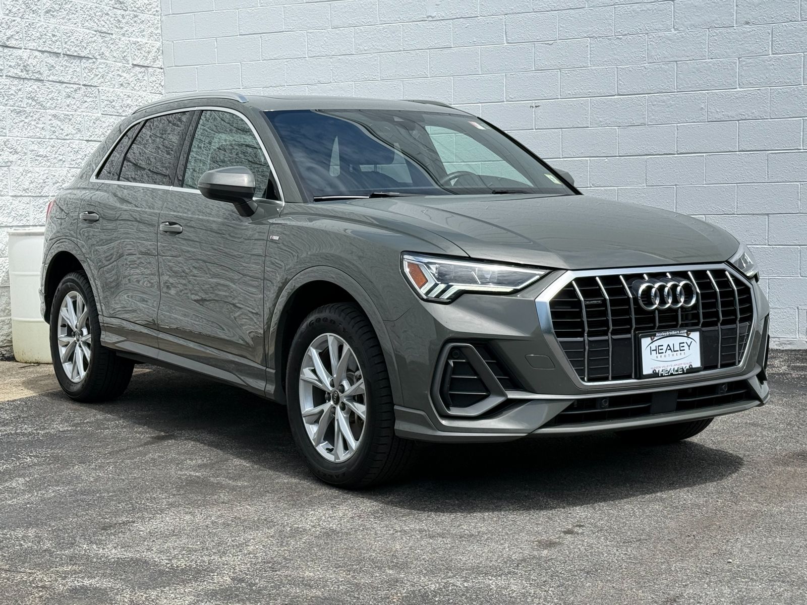 Photo view of 2025 Audi Q3 in Black