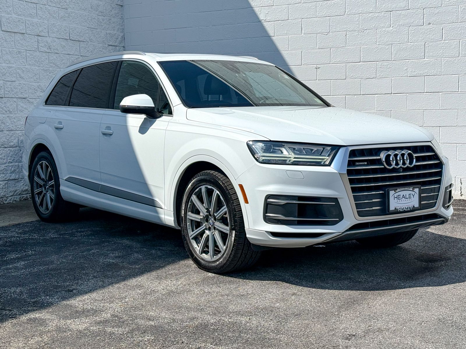 Photo view of 2018 Audi Q7 in White