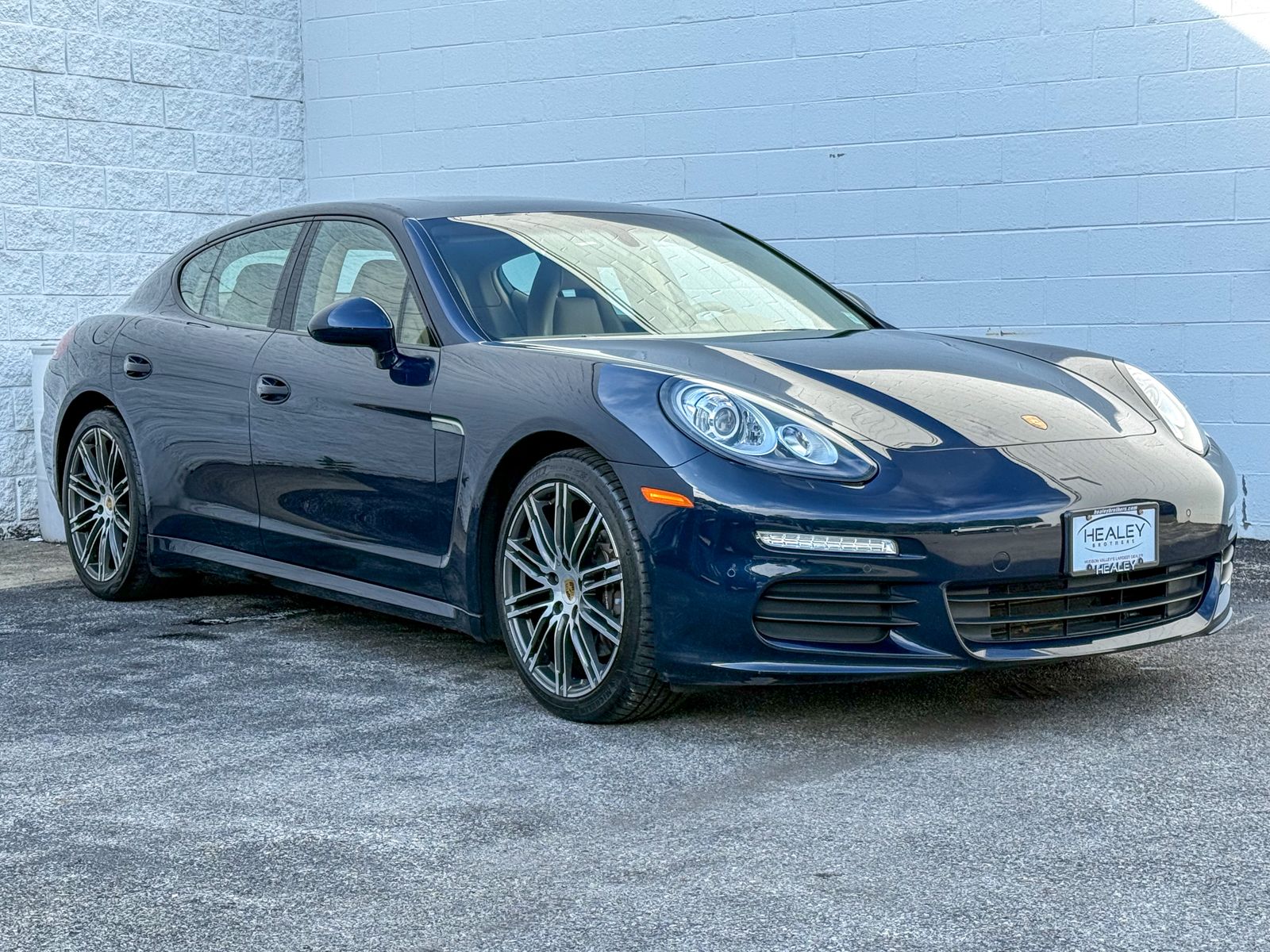 Photo view of 2016 Porsche Panamera in