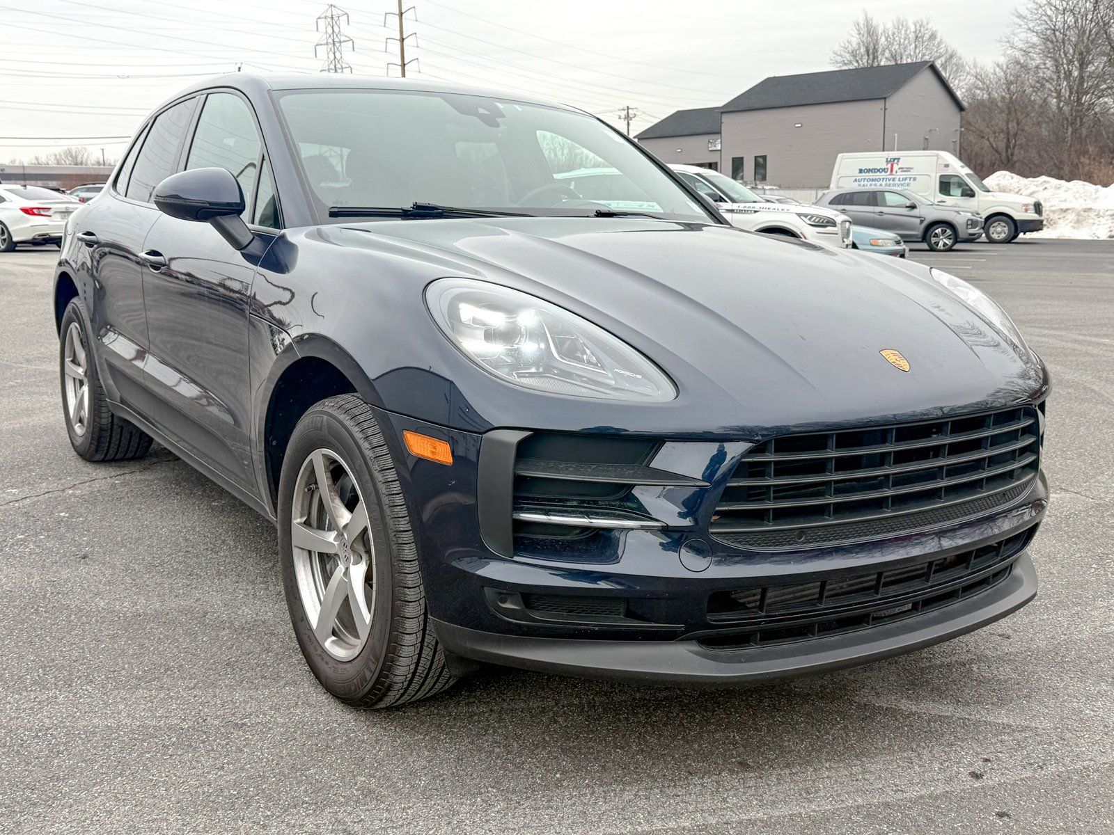 Photo view of 2021 Porsche Macan in Blue