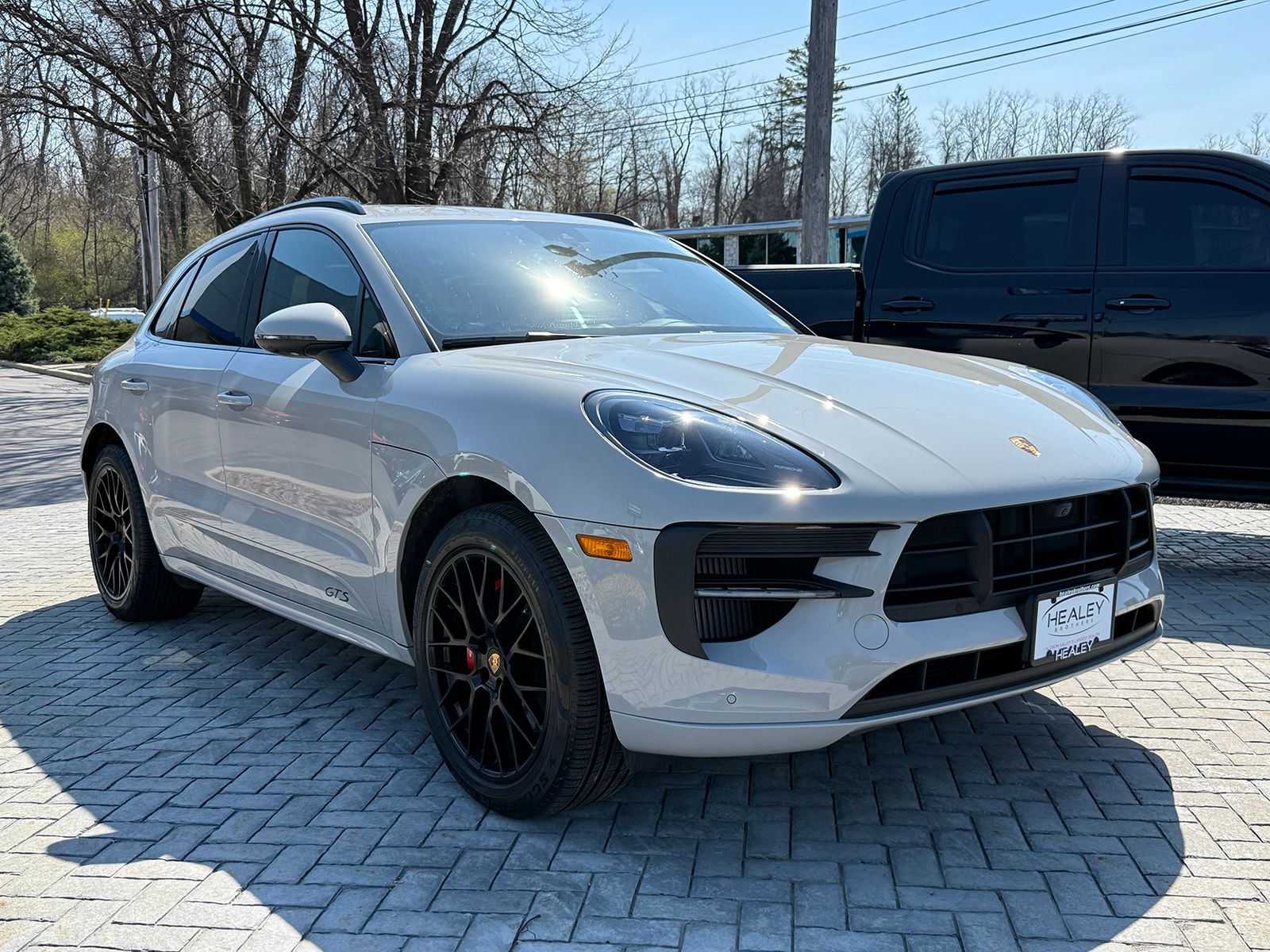 Photo view of 2021 Porsche Macan in Gray