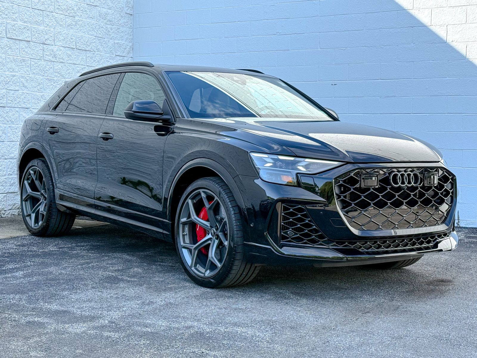 Photo view of 2025 Audi RS Q8 in Black