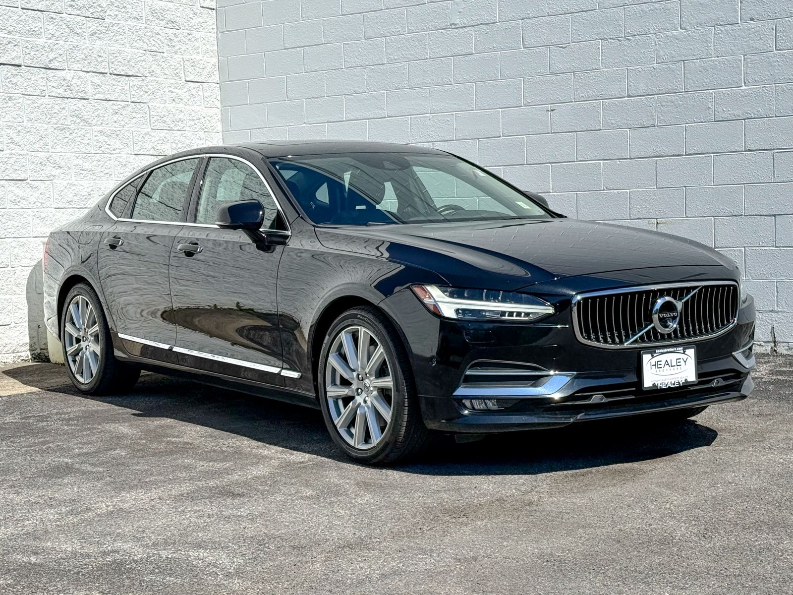 Photo view of 2017 Volvo S90 in Black