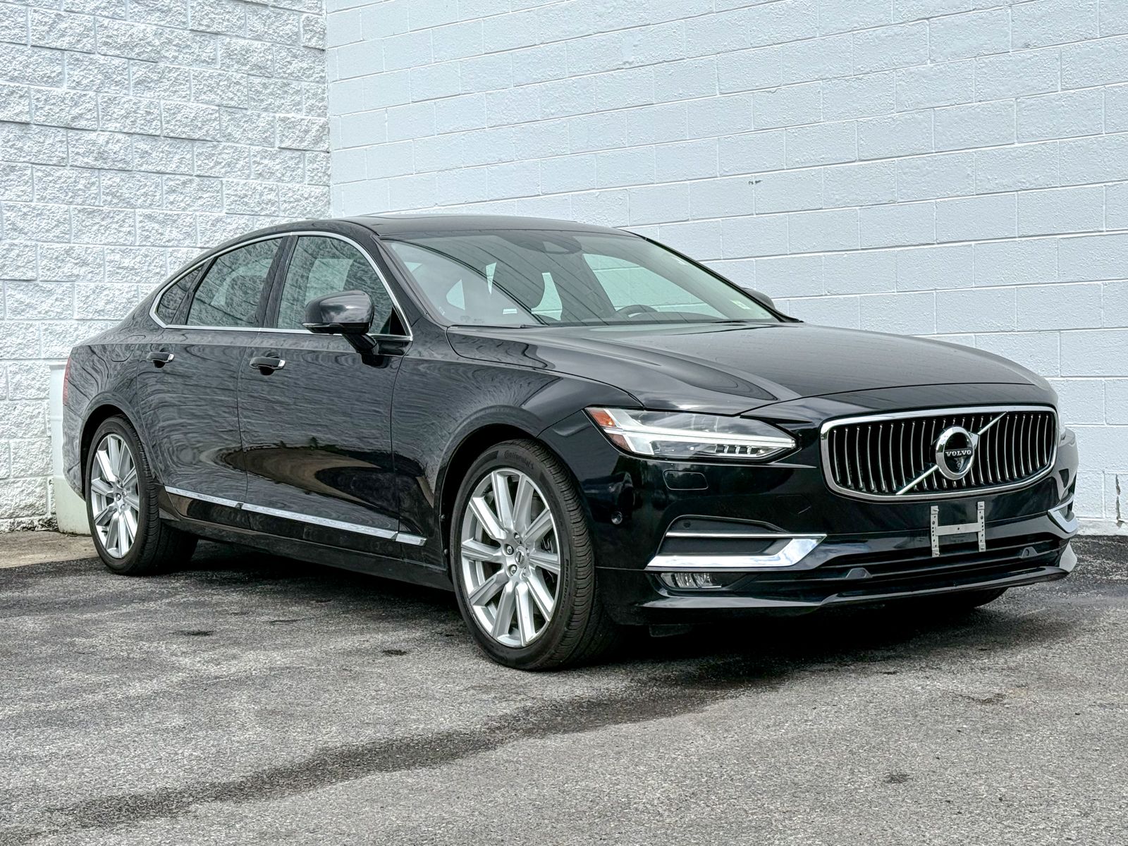 Photo view of 2017 Volvo S90 in Black