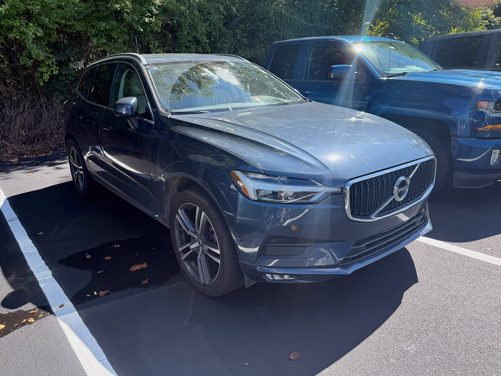 Photo view of 2018 Volvo XC60 in Blue