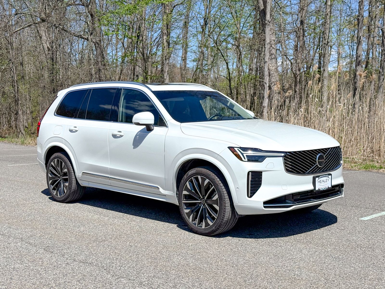 Photo view of 2025 Volvo XC90 Plug-In Hybrid in White