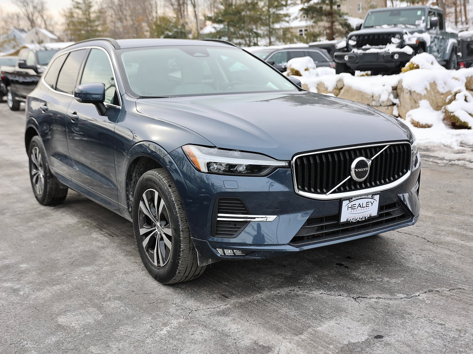 Photo view of 2023 Volvo XC60 in Blue