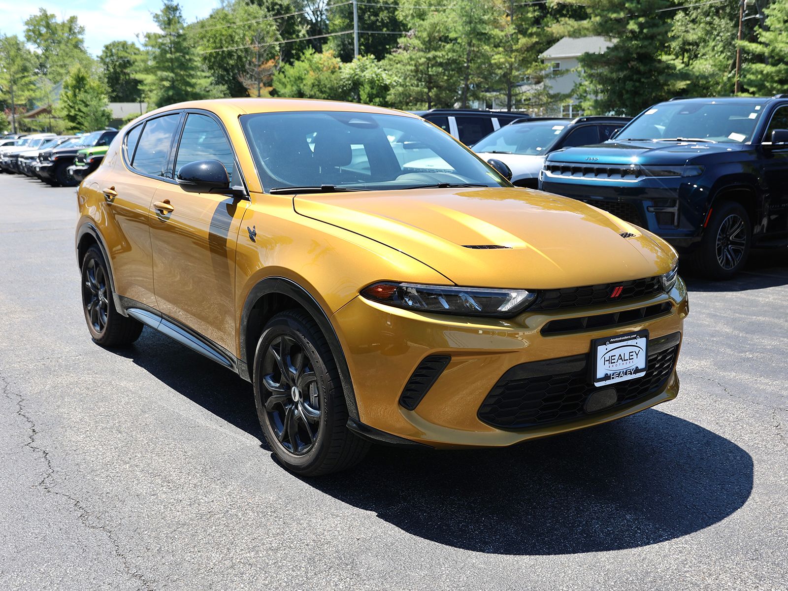 Photo view of 2024 Dodge Hornet in Gold