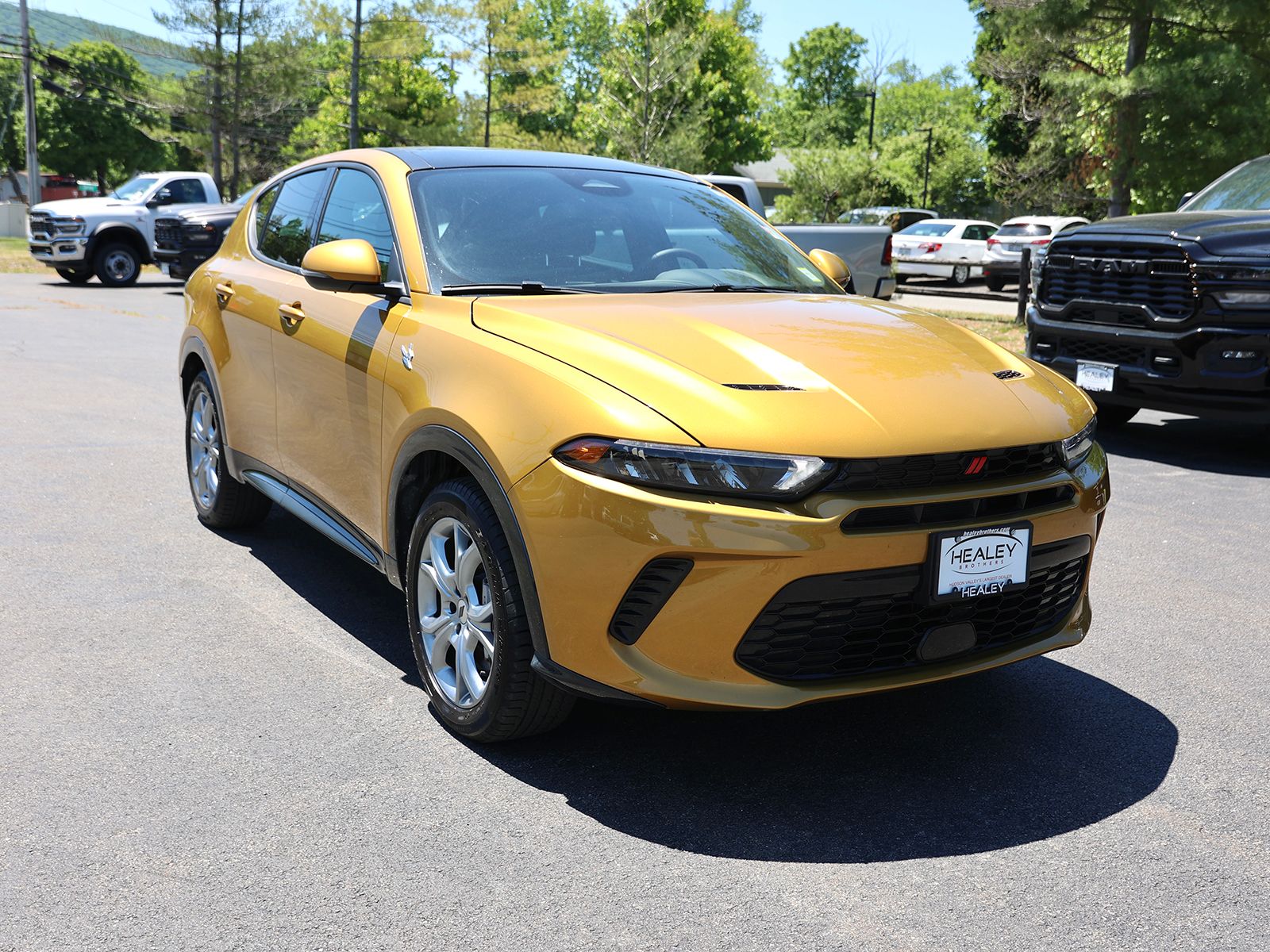 Photo view of 2024 Dodge Hornet in Gold