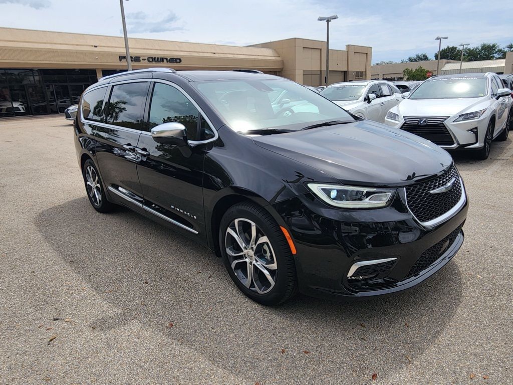 Chrysler Pacifica Vehicle Image