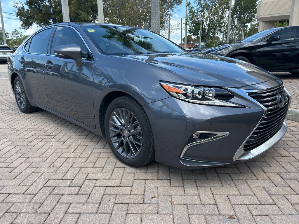 Lexus ES Vehicle Image