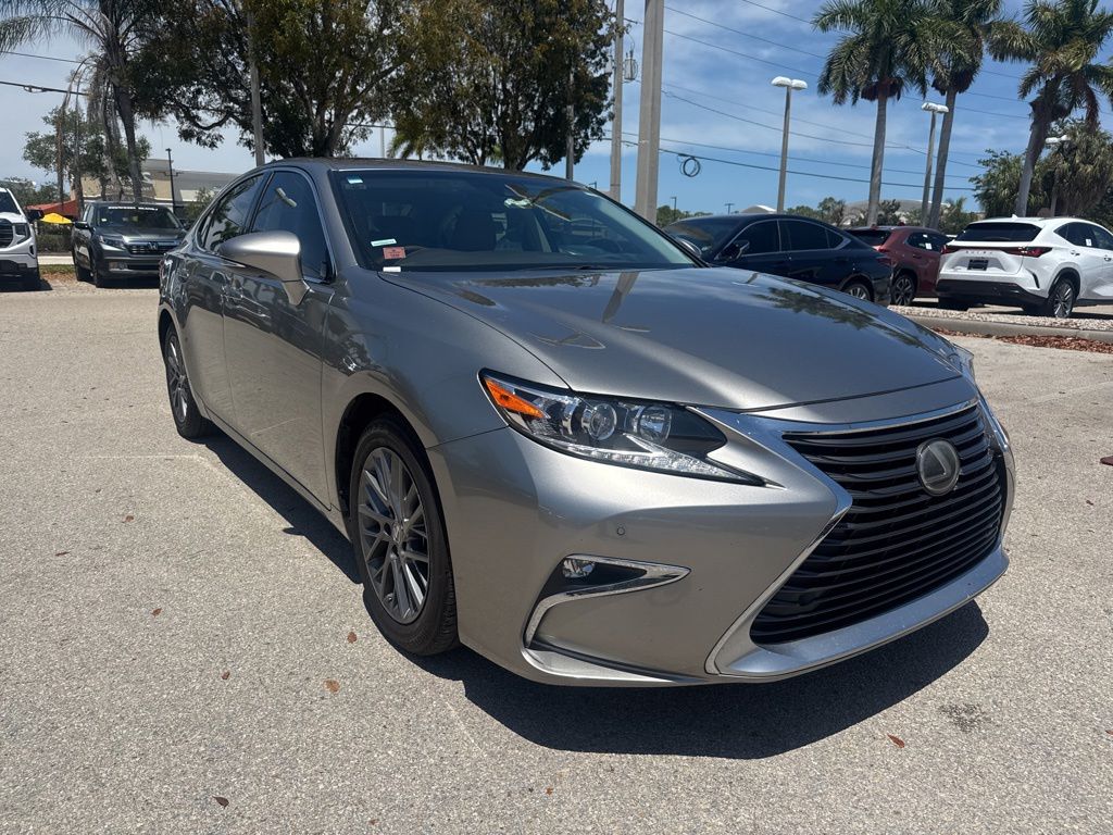 Lexus ES Vehicle Image