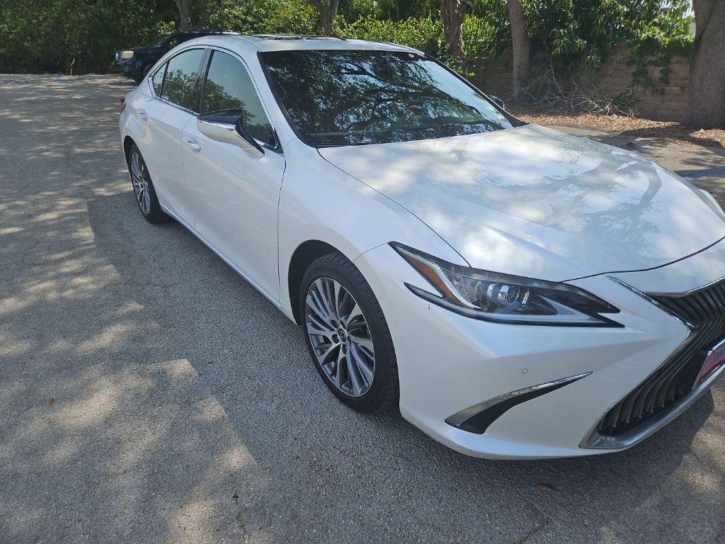 Lexus ES Vehicle Image