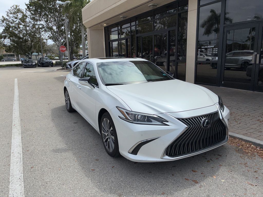 Lexus ES Vehicle Image