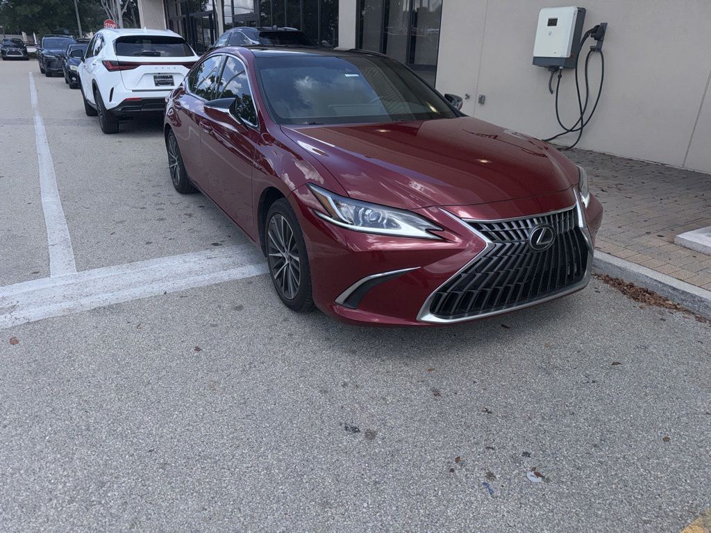 Lexus ES Vehicle Image