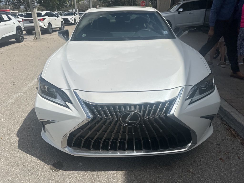 Lexus ES Vehicle Image