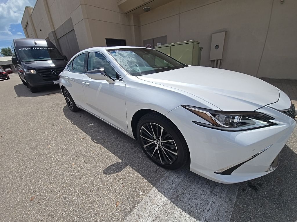 Lexus ES Vehicle Image