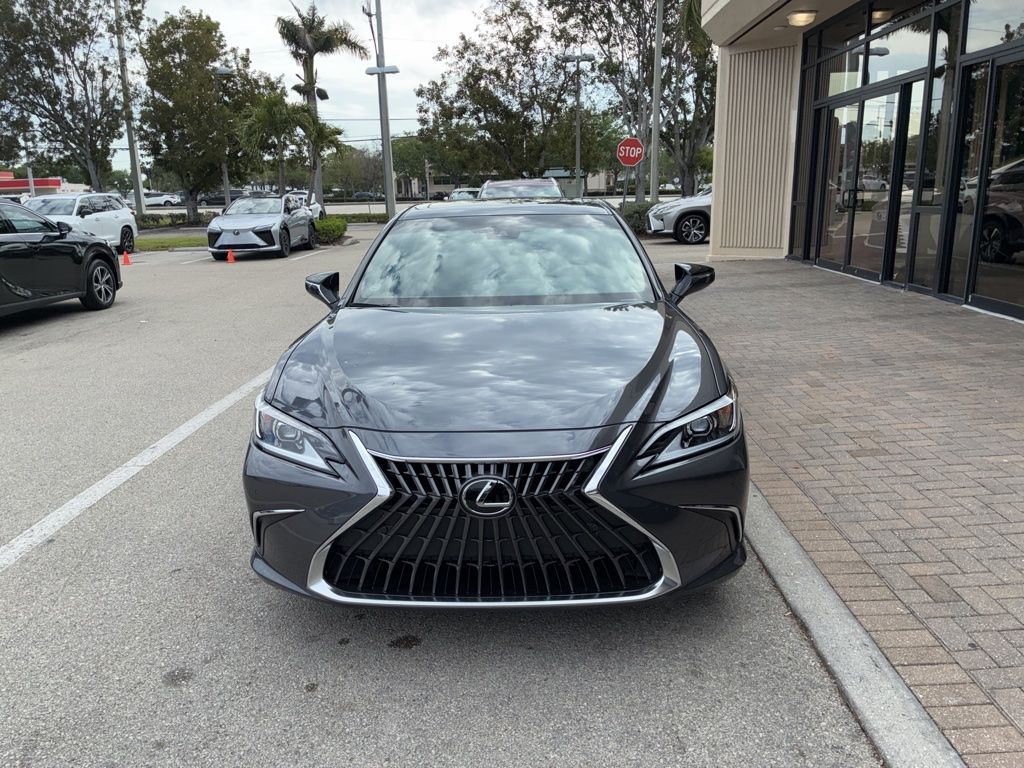 Lexus ES Vehicle Image