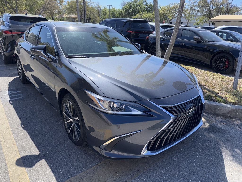 Lexus ES Vehicle Image