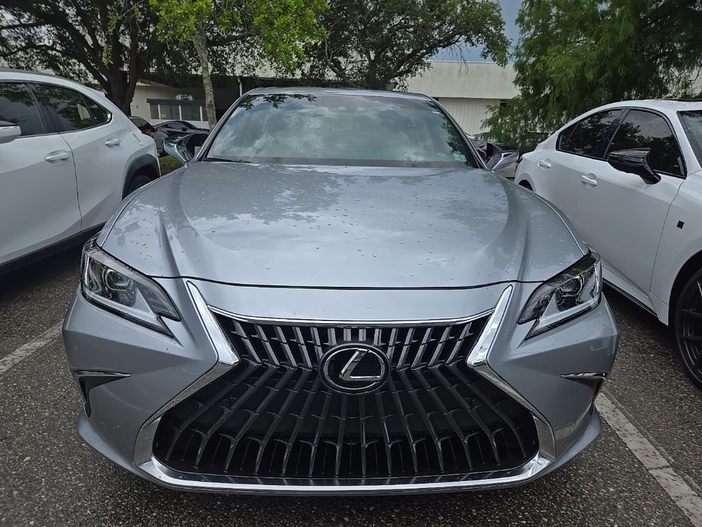 Lexus ES Vehicle Image