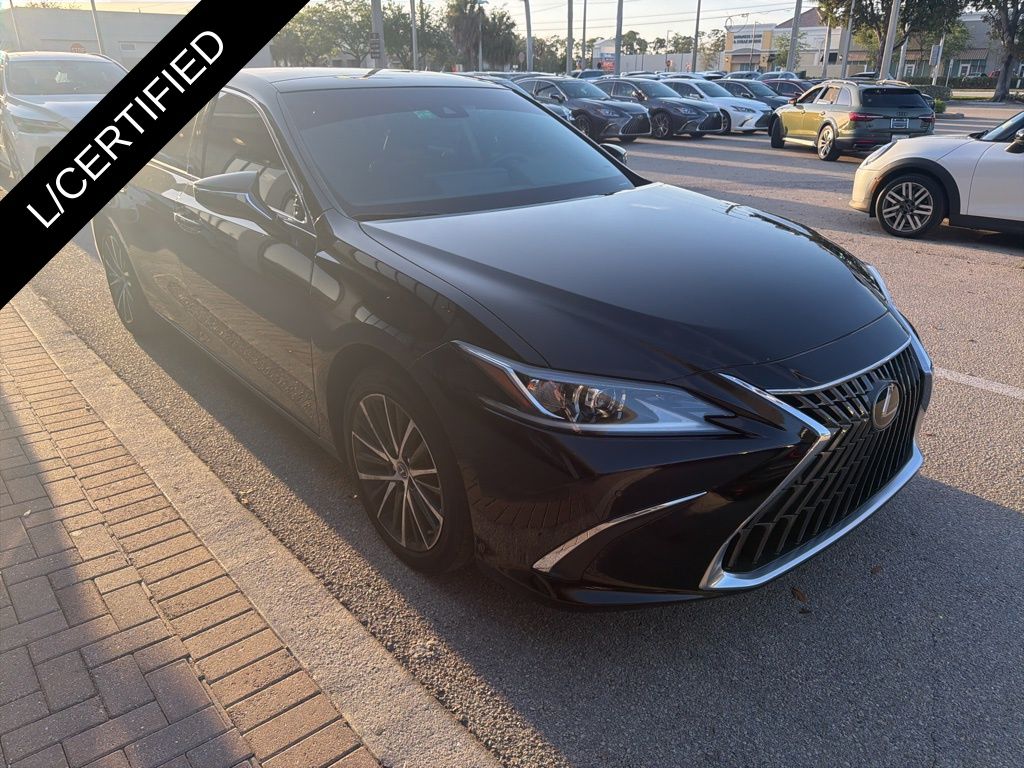 Lexus ES Vehicle Image