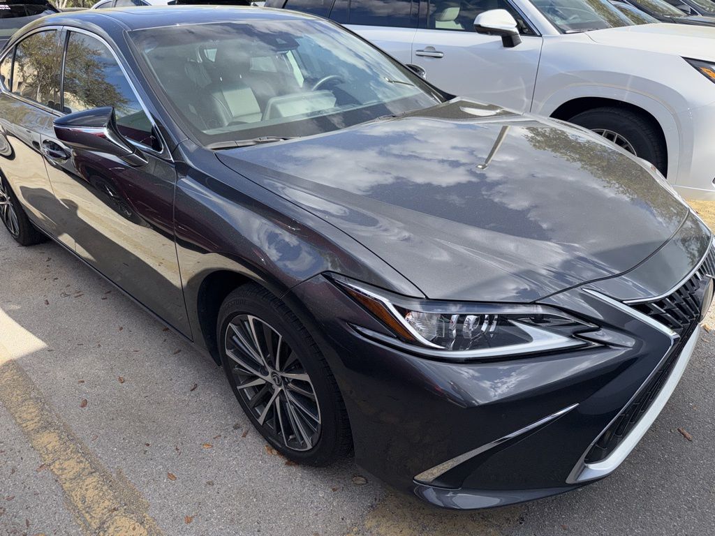 Lexus ES Vehicle Image