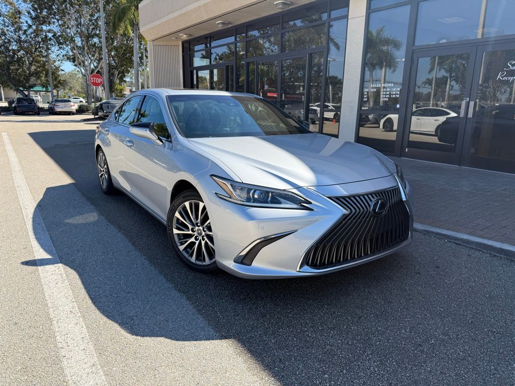 Lexus ES Vehicle Image