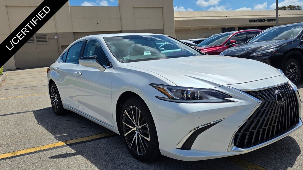 Lexus ES Vehicle Image