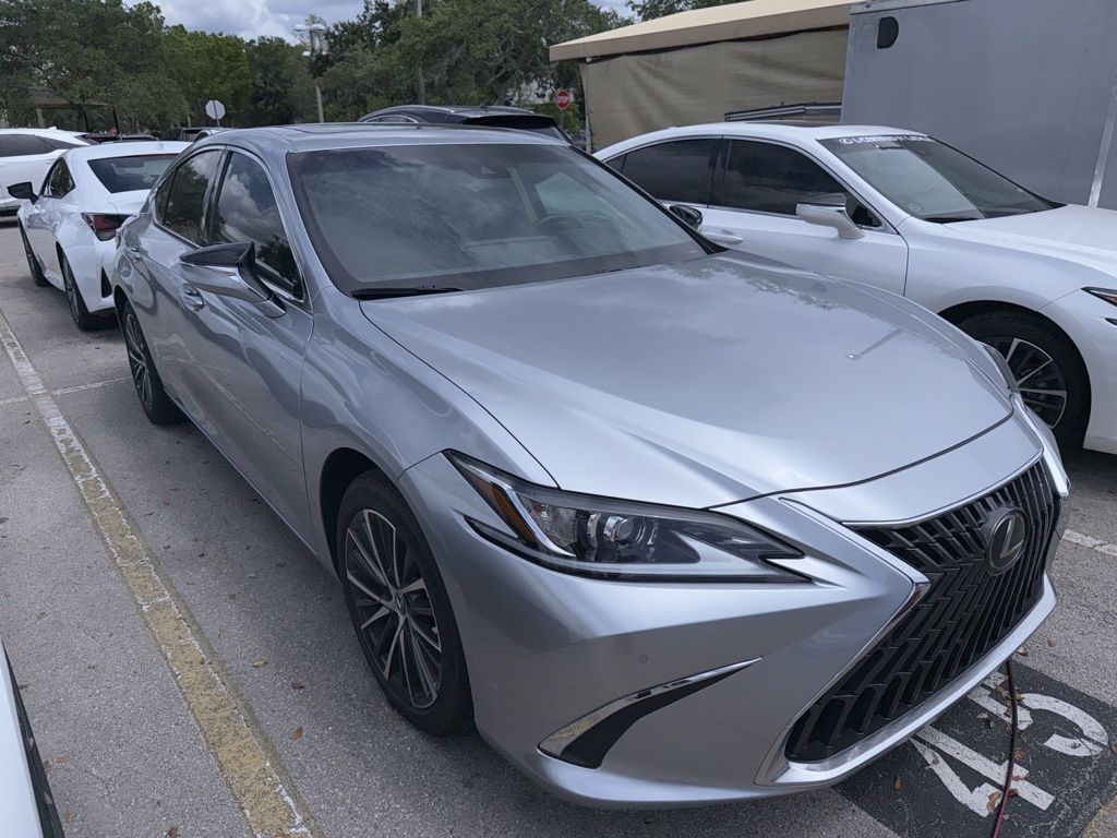 Lexus ES Vehicle Image