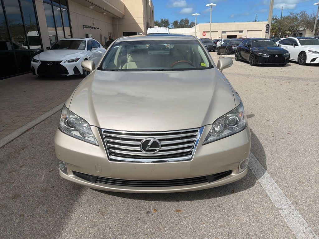 Lexus ES Vehicle Image