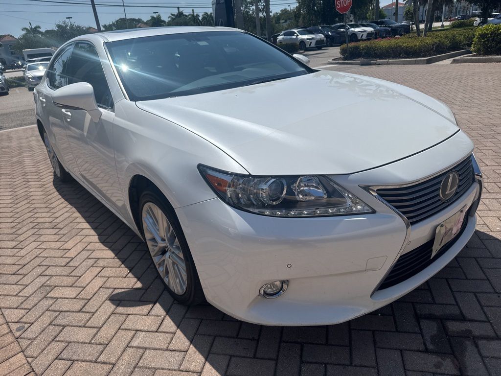 Lexus ES Vehicle Image