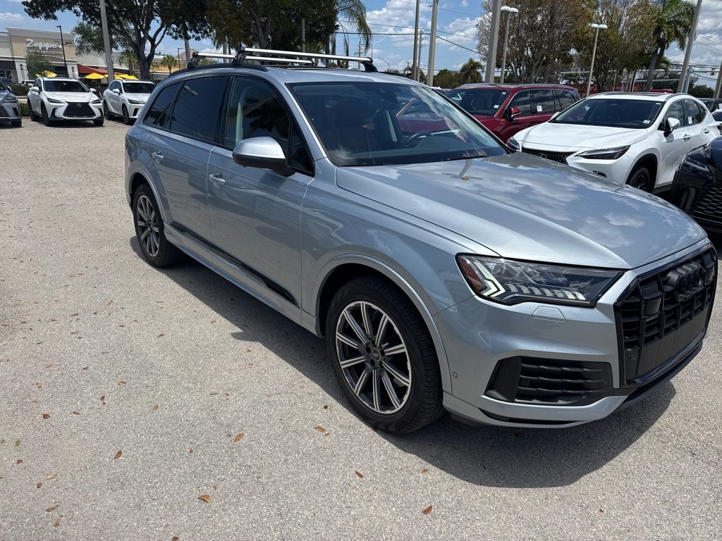 Audi Q7 Vehicle Image